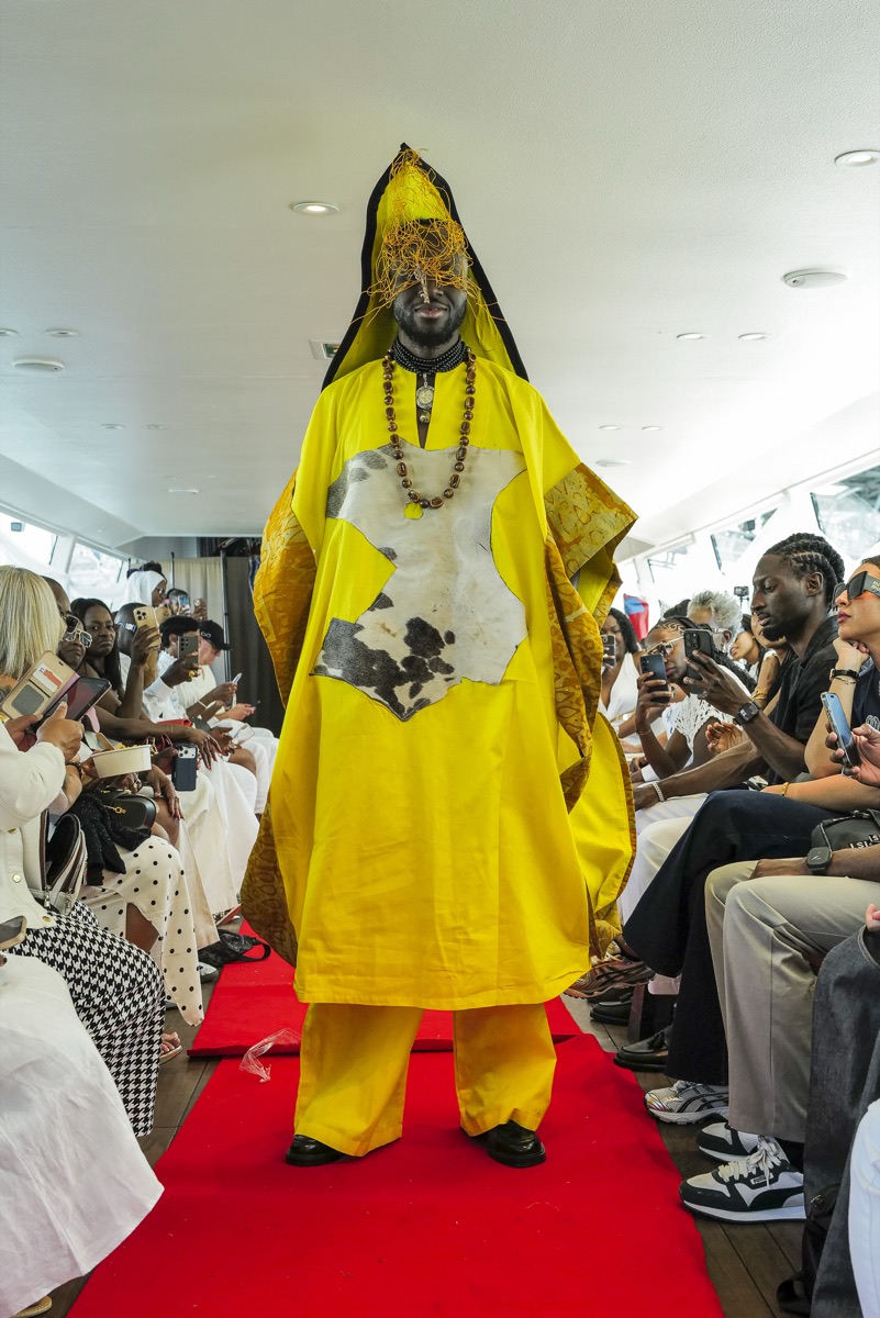 Créateur présentant sa collection au défilé Fashion Week Africa