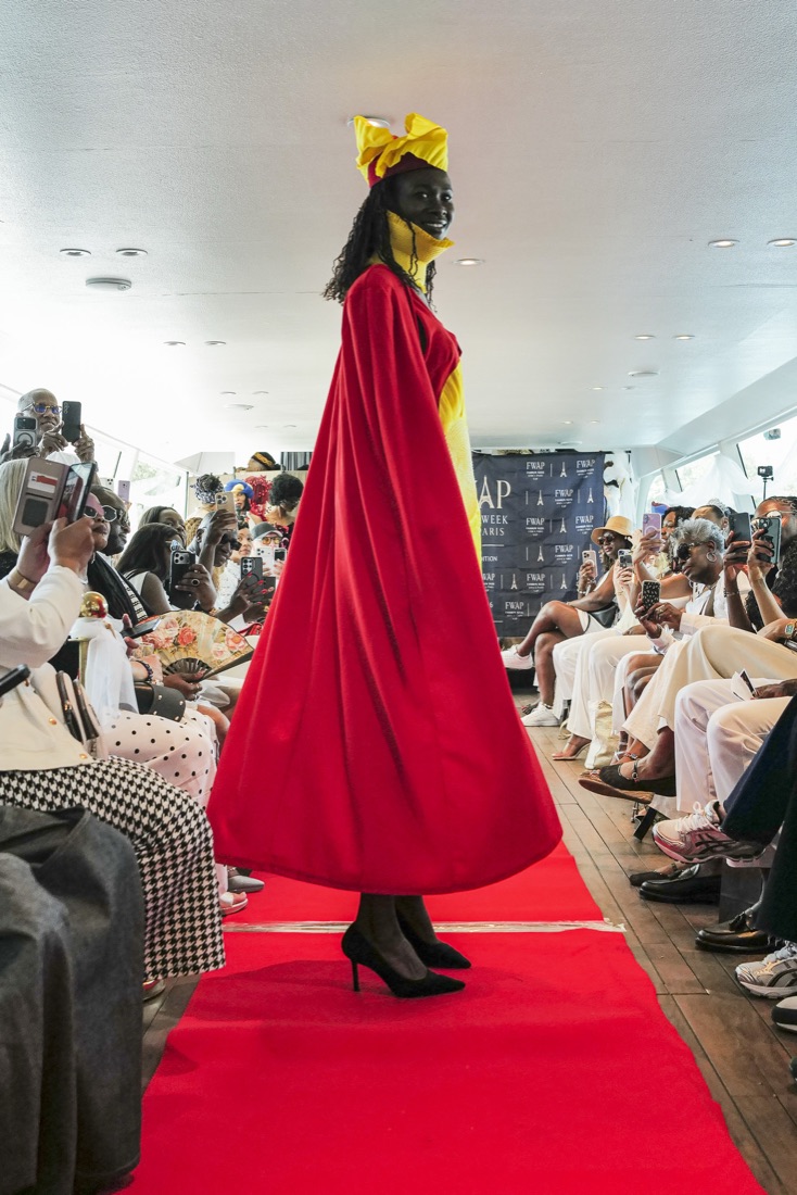 Création rouge sur le podium de la Fashion Week Africa