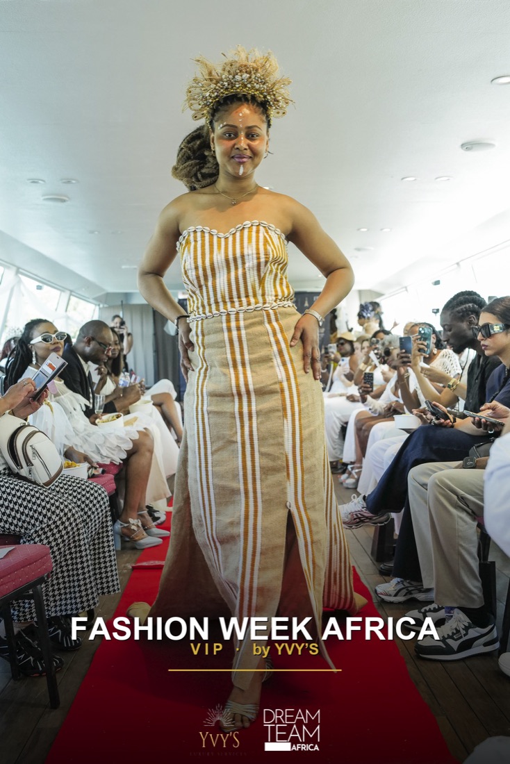 Ensemble rayé élégant présenté au défilé de la Fashion Week Africa